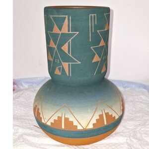A Handmade Sioux Native American Art Pottery Vase Decorative Signed Southwestern